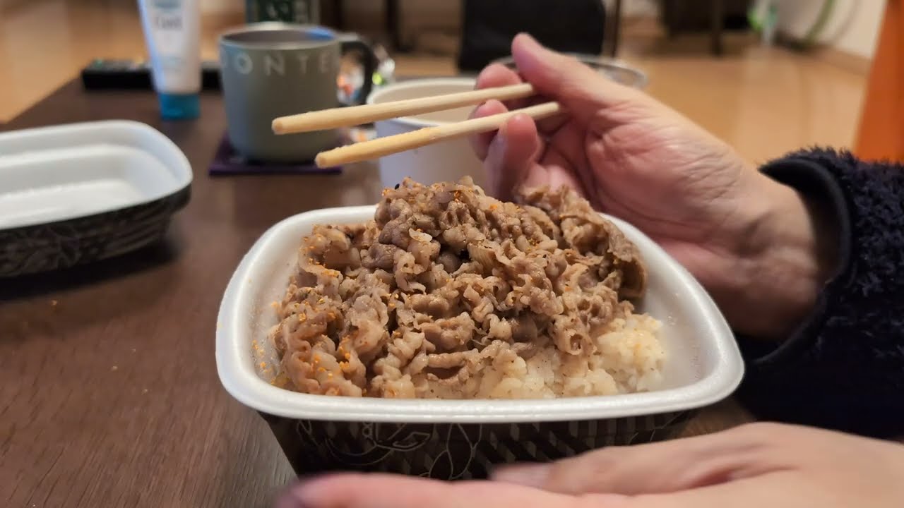 飯動画】吉野家の牛丼 特盛 みそ汁サラダセット - YouTube