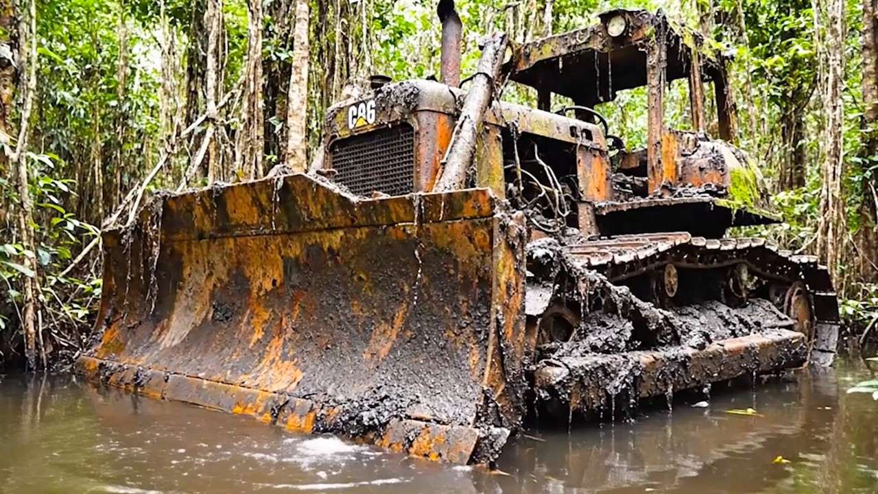 Full Restoration 55 Years Old Ruined Caterpillar D9G 1968 Abandoned in Deep Jungle Swamp Condition