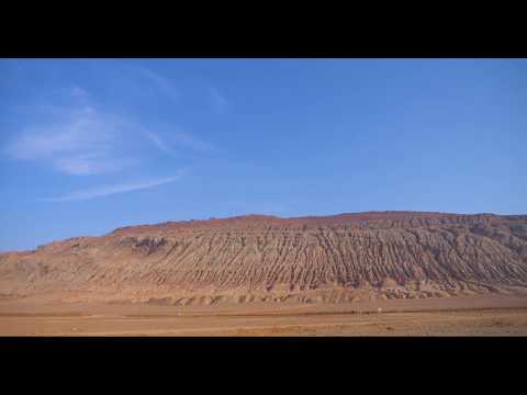 中國新疆省吐魯番市 火焰山 | Landscape view of the Flaming Mountain in Turpan Xinjiang Province China.