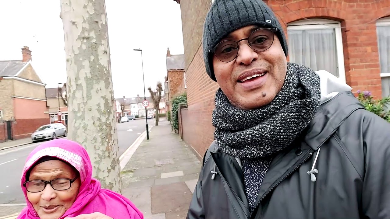 Hooyo Cadar Ila lugee London.  Dhamayso videowgan , fikradaadana nala wadaag.