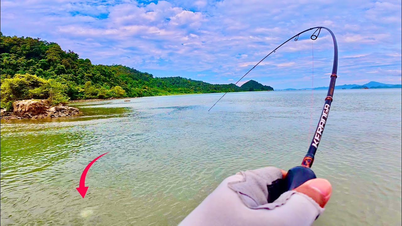 SADIS !! MANCING UL CASTING DI PINGGIR PANTAI, SATAT JAM IKAN AGRESIF MAKAN JARI TERTUSUK MATA KAIL