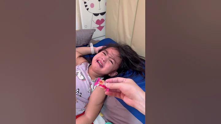 Toddler stops crying when she receives cash