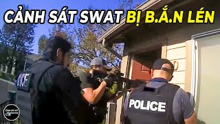 Cảnh sát SWAT phá cửa, nghi phạm núp trong góc và nhắm vào viên cảnh sát...