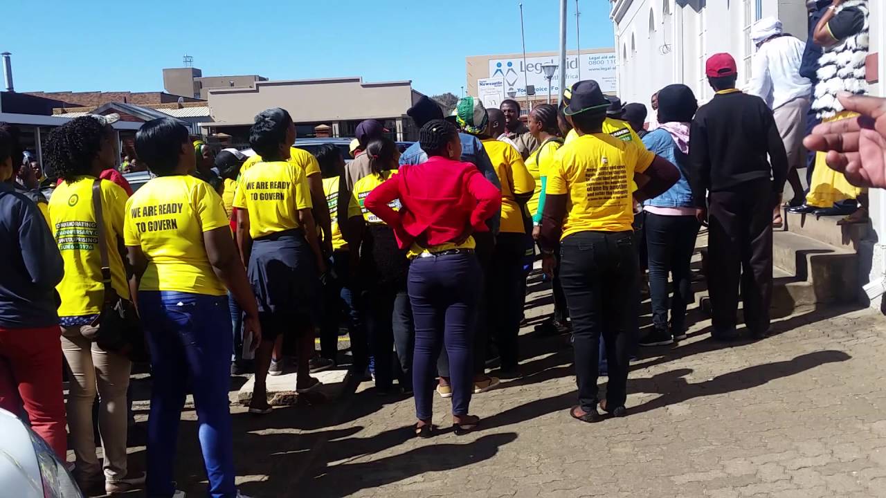 VIDEO: First meeting of the incoming council descends into chaos - YouTube