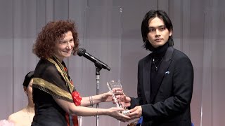 北村匠海、トロフィーを落としそうになってパニック！？　「ハンドクリームをつけて後悔してる」　『第33回 日本ジュエリーベストドレッサー賞』表彰式