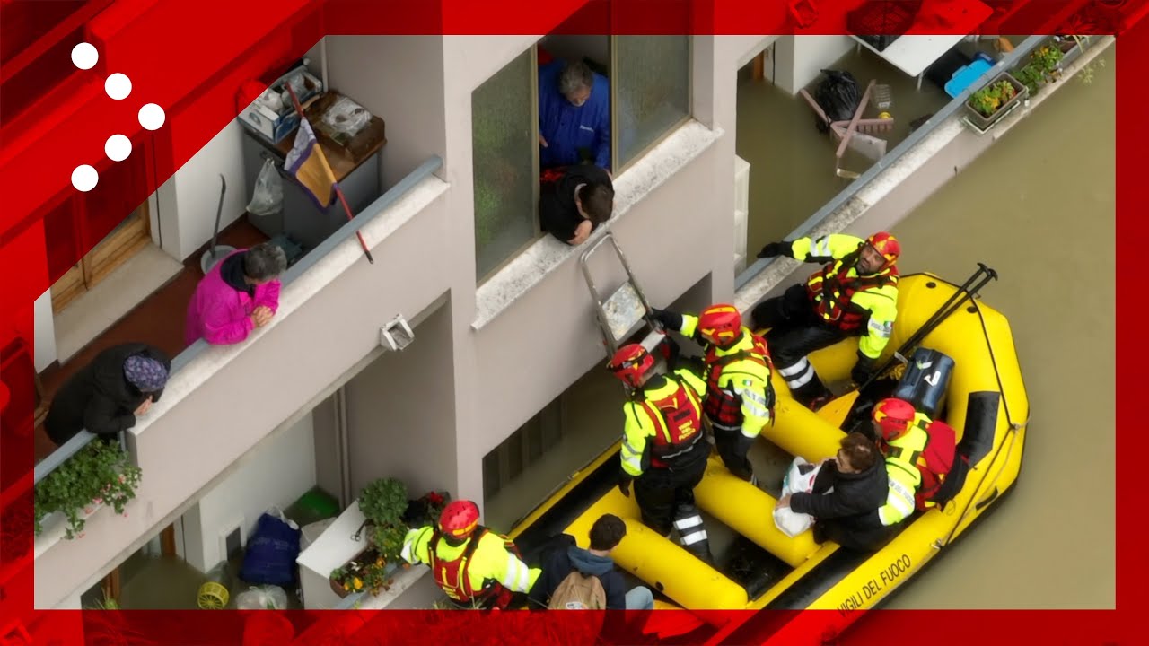 Alluvione a Faenza, i soccorsi alle persone bloccate in casa visti dal drone