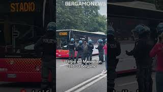 Vetri spaccati e bombe carta: il viaggio dei tifosi del Marsiglia dal centro di Bergamo allo stadio