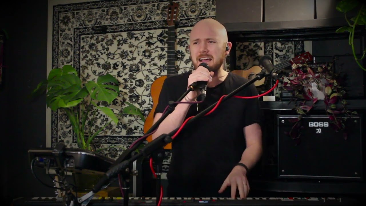 Mike McKenzie - Hold Me In Your Arms (LiveLooping)