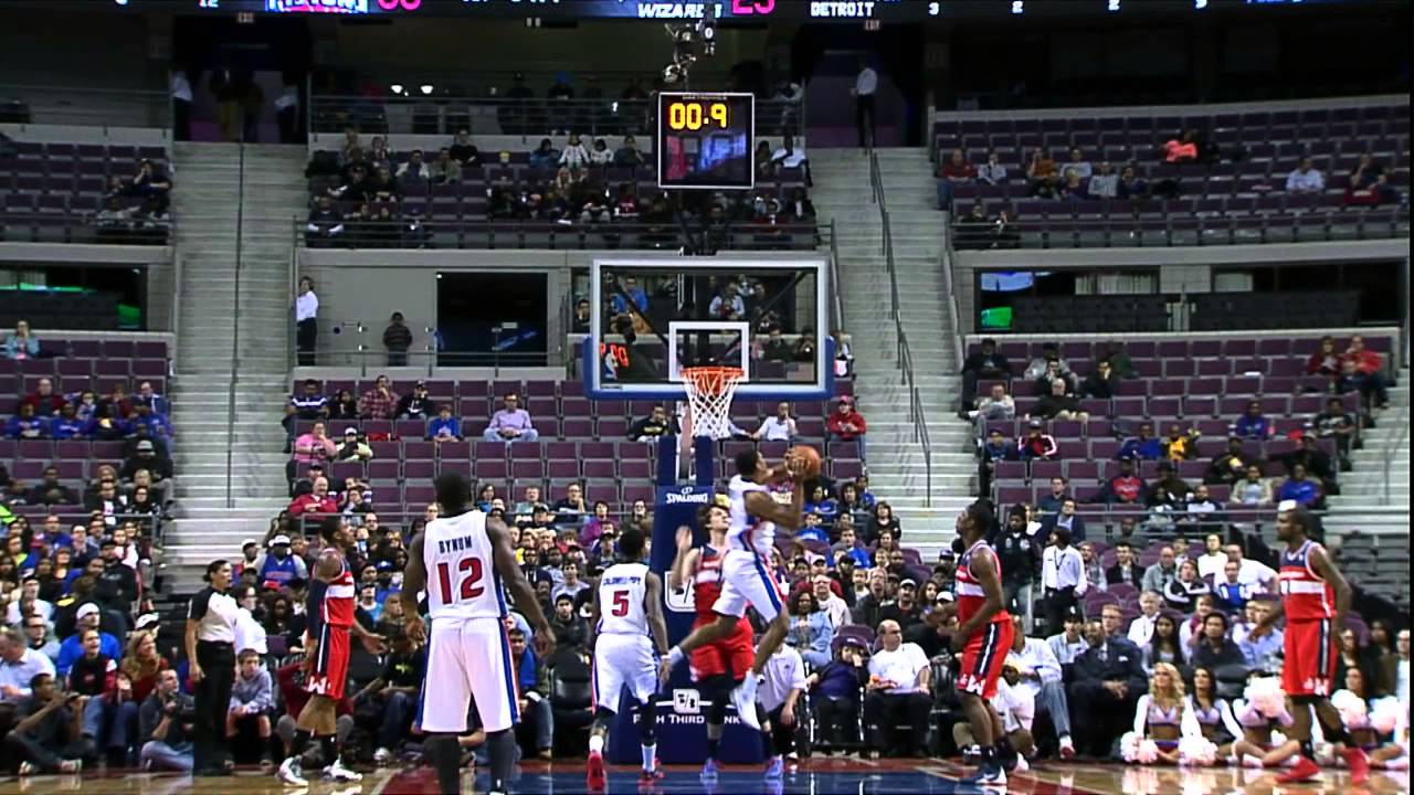 Tony Mitchell Banks It to Beat the Buzzer!