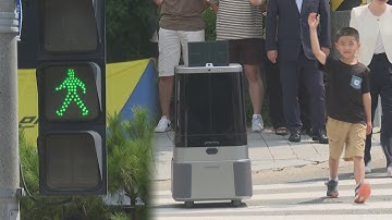 알아서 횡단보도 건너는 로봇…자율주행배달 시대 성큼 / 연합뉴스TV (YonhapnewsTV)