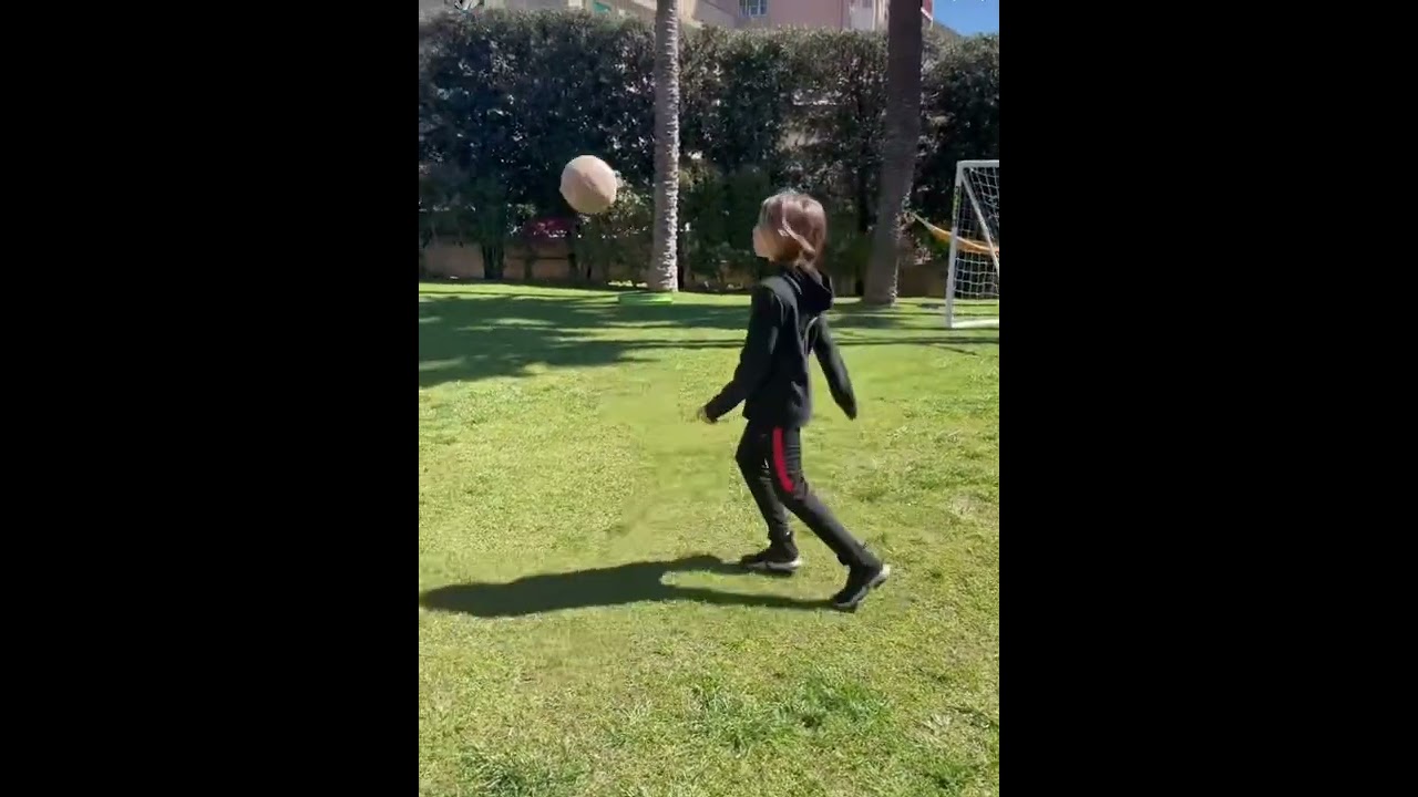 CASSANO gioca a calcio con il FIGLIO