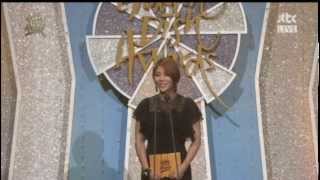 140116 GDA Ailee Presenting Newcomer Award to Crayon Pop & Kim Yerim