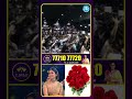 ఫ్యాన్స్ కి Roses ని గిఫ్ట్ గా ఇచ్చిన మృణాల్ #ytshorts #entertainment #latesupdates #viral