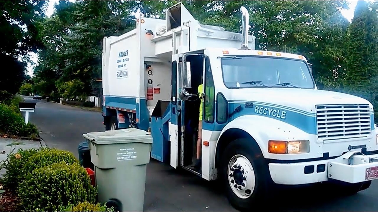 Walker Garbage Service International Labrie Expert 2000 Garbage Truck