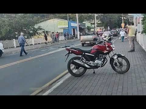 Caminhão desgovernado bate em vários carros em Lindoia / SP