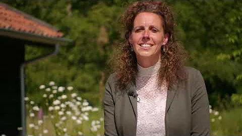 Informatiemedewerkster Ilse vertelt over natuurbegraven op natuurbegraafplaats Huis ter Heide