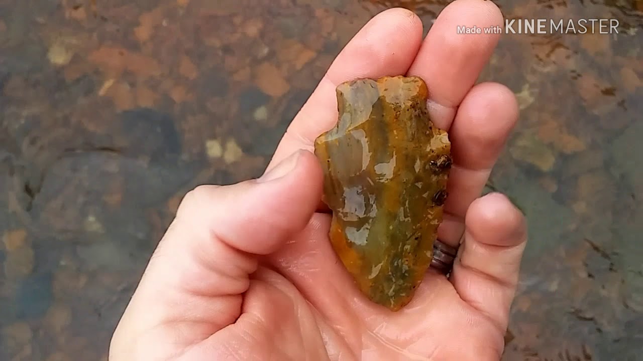 Arrowhead Hunting : Kayaking the River 