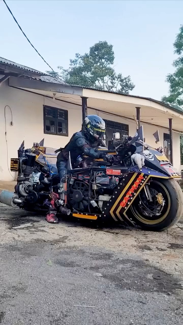 Who needs a Batmobile when you have this...? ? #batman #batmobile #motorbike