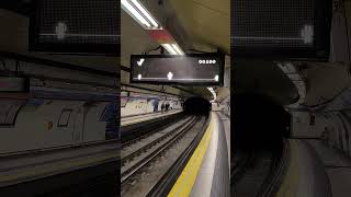 El Dino-Metro Siempre Llega A Las Dino En Punto