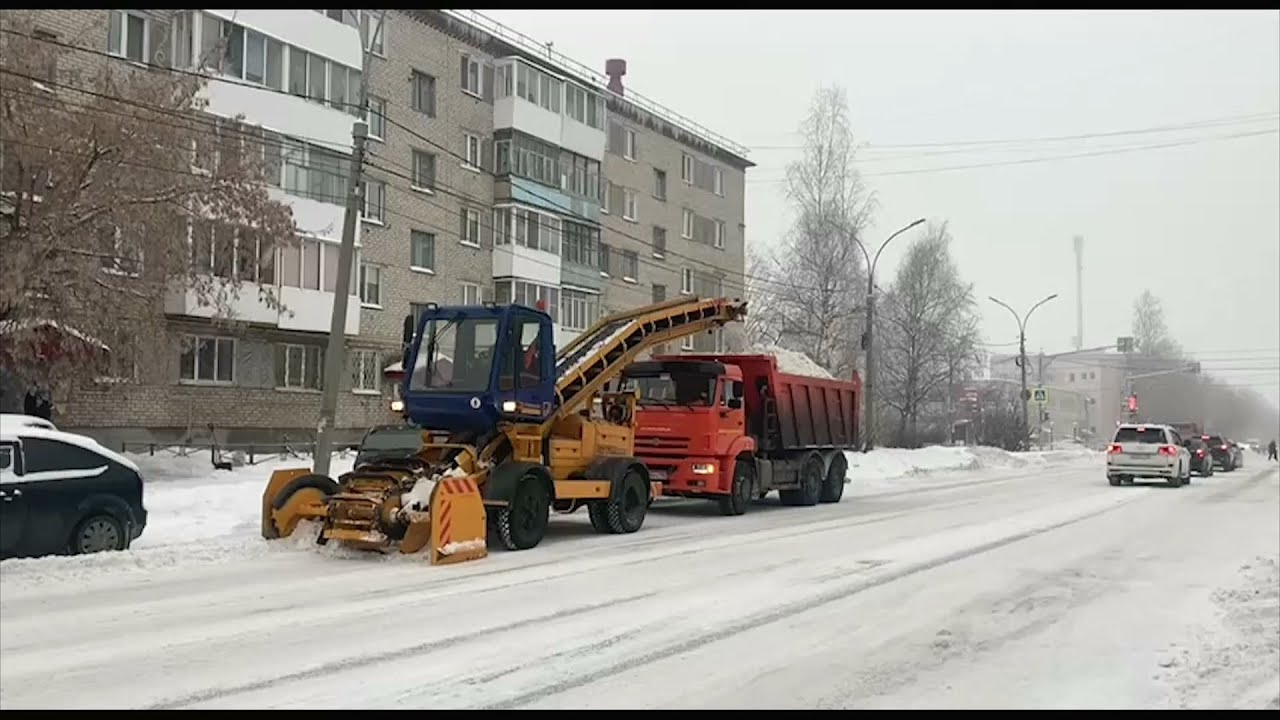 Городские дорожные службы продолжают убирать снег с городских улиц #серовтв #серов #твсеров