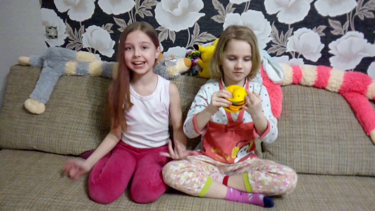 Берта и Даша поют песню розовое вино - YouTube