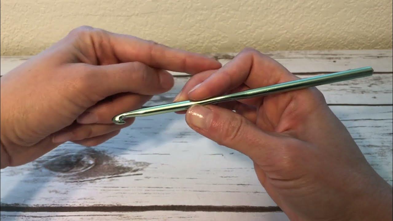 How to hold crochet hook, Knife Grip vs Pencil Grip, Crochet BEGINNERS