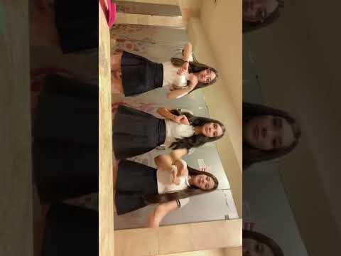 Colegialas lindas bailando reggaeton con minifalda