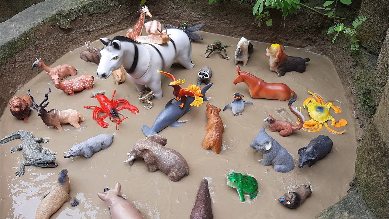 Animais de Plástico Presos na Lama Cabra Cervo Pinguim Elefante Cobra ...