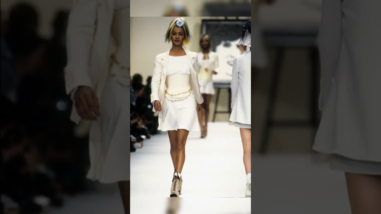 Chanel in 1997📷     *90s collection 