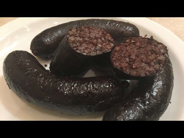 Кровяная колбаса на гриле. Домашняя колбаса кровянка. Как варить кровяную колбасу замороженную. Кровяная колбаса бурятская. Колбаса черный лес.