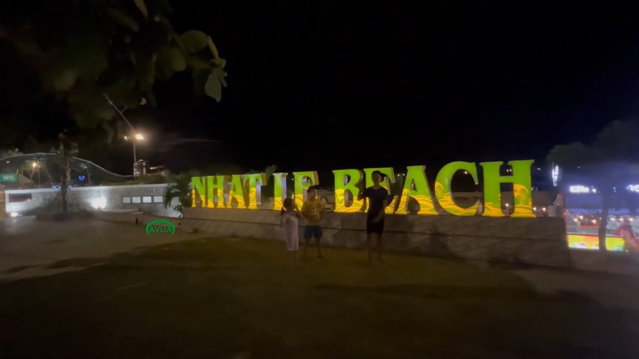 Biển Nhật Lệ, Đồng Hới, Quảng Bình về đêm êm đềm bên những làn gió mát và những con sóng dữ gần bờ