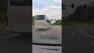 Deze Buschauffeur Wisselt Wel Heel Ongelukkig Van Rijbaan