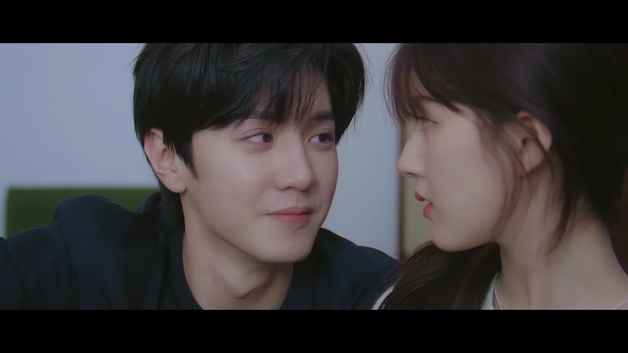 💗Школьник улыбается и целует свою любимую девушку в постели😳