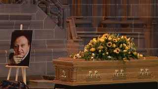 Sir Ken Dodd’s funeral: Fans and celebrities say goodbye to comedy legend | ITV News