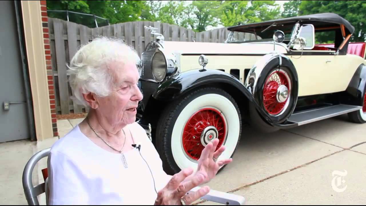 オールドカーを颯爽と走らせる、101歳の老婦人！ Lawrence In Partnership With Motor 