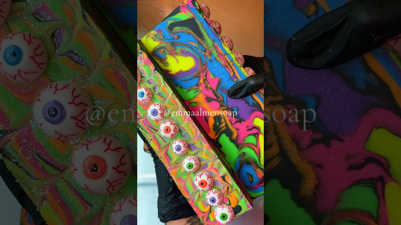 ⁣Cutting Eye Candy Soap 🖤 #soapcutting #soap #handmadesoap #soapmaker #soapmaking #soaps #cpsoap