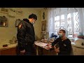 Прохиндей-электрик меняет розетку за 6 000 рублей. Real video