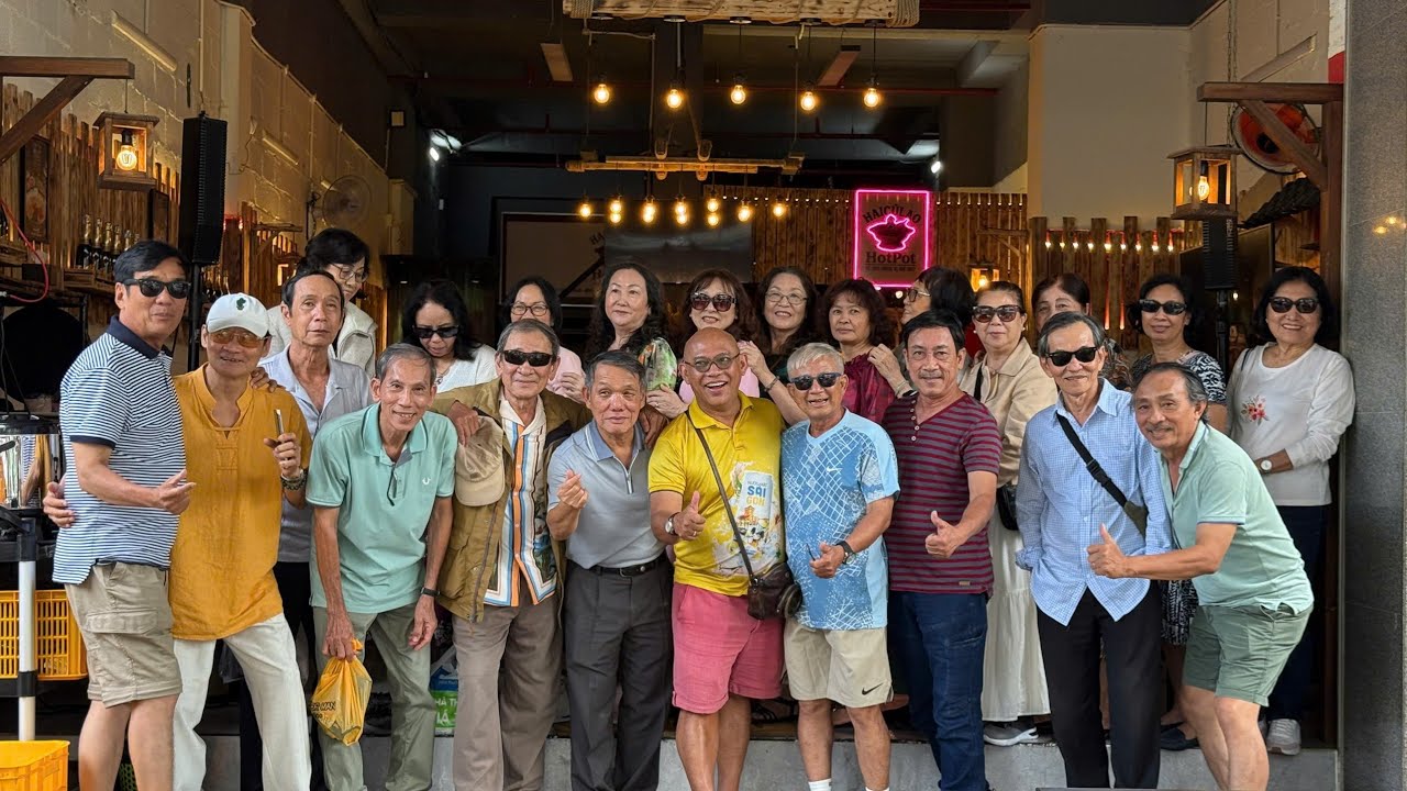 Thực sự bất ngờ và cảm động trước đoàn khách cách VN nửa vòng Trái Đất đến Nha Trang ăn trưa ủng hộ 