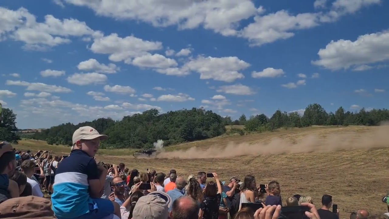 Leopard 2A7V Panzerzug im Angriff