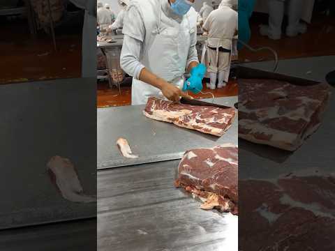 We’re trimming the fat with @juan.lombard0 and a VERY sharp knife! 🥩🔪