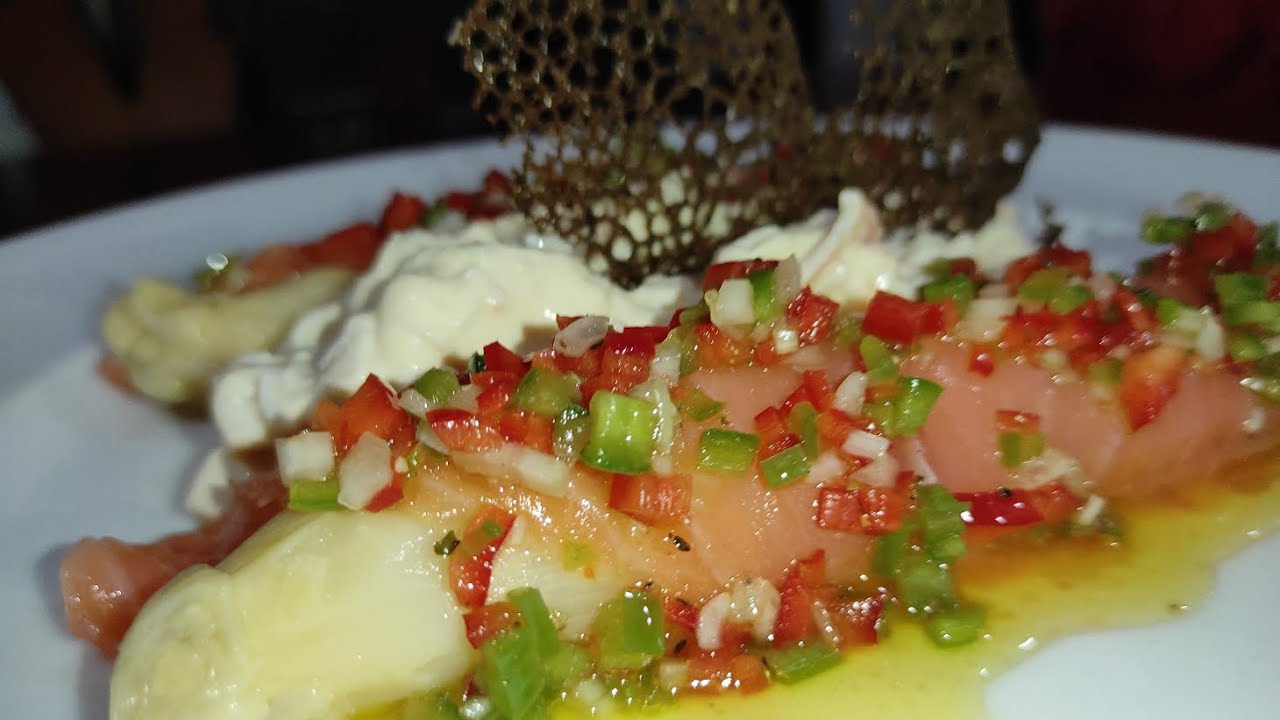 ESPARRAGOS BLANCOS CON SALMON EN VINAGRETA Y MAHONESA DE TXAKA CON ENCAJE DE OLIVAS NEGRAS