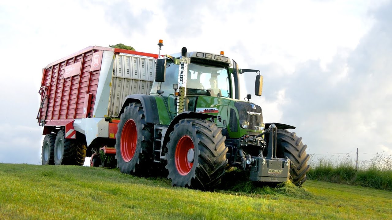 Gras laden mit Fendt 718 Vario COM3 und Lely Tigo 70 PR Ladewagen
