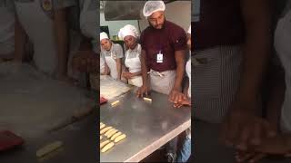 Ayer preparamos unos nuditos con la masa de donas que quedaron bien bonitos.