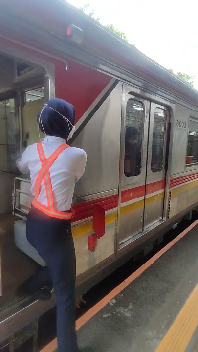 Masinis/ CSOT Perempuan Krl Commuter Line 8003 #krl #shorts