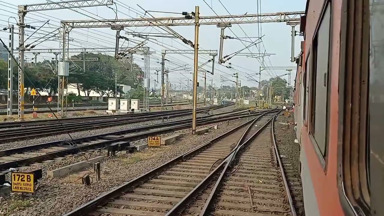 Departing Vijayawada Junction railway station | Tambaram - Santragachi Antyodaya SF Express 