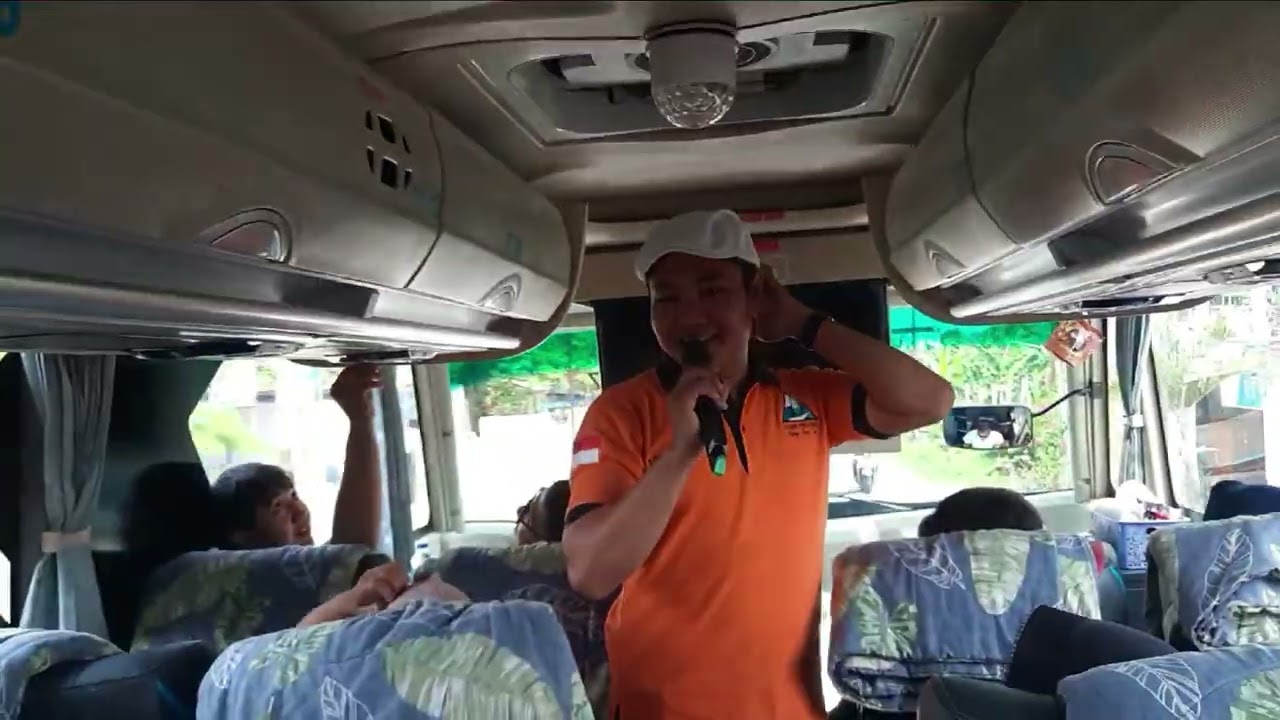 Praktik Tour Leader di dalam bis | pemandu wisata