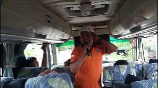 Praktik Tour Leader di dalam bis | pemandu wisata