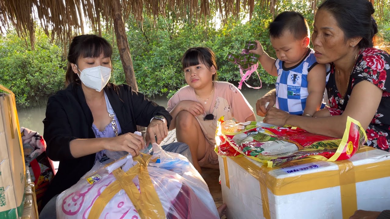 CẢ NHÀ ĐẦY XÚC ĐỘNG VỚI NHỮNG MÓN QUÀ BẤT NGỜ TNCM MANG TỪ SÀI GÒN VỀ CÀ MAU | thôn nữ cà mau