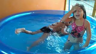 Bagunça Na Piscina. Desorden En La Piscina. Mess In The Pool.