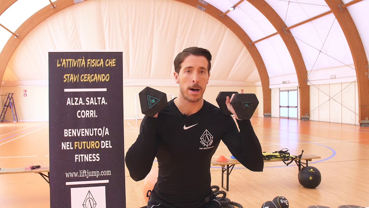 Squat con manubri più spinta verso l’alto